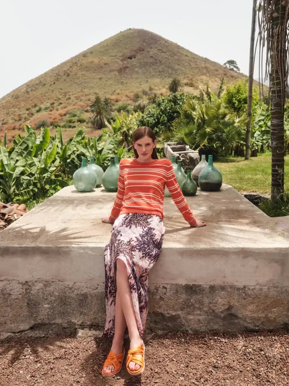 Lanius Modefoto der nachhaltigen biofairen Sommerkollektion 2022 mit Frau in gestreiftem Pullover und floralem Rock