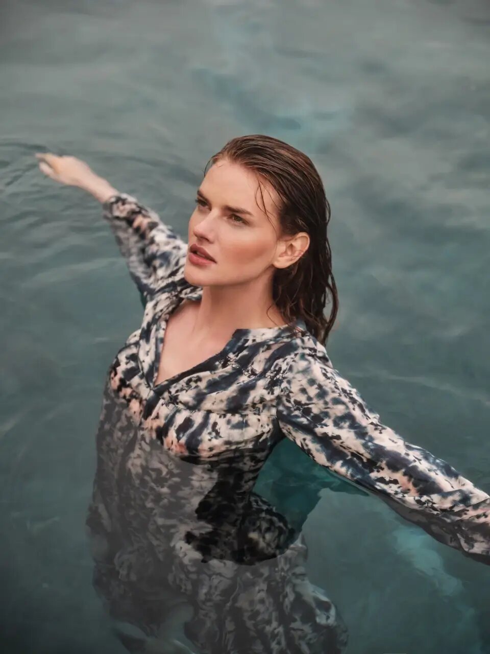 Frau steht im Wasser und trägt nachhaltiges bio-faires Kleid von Lanius Mode