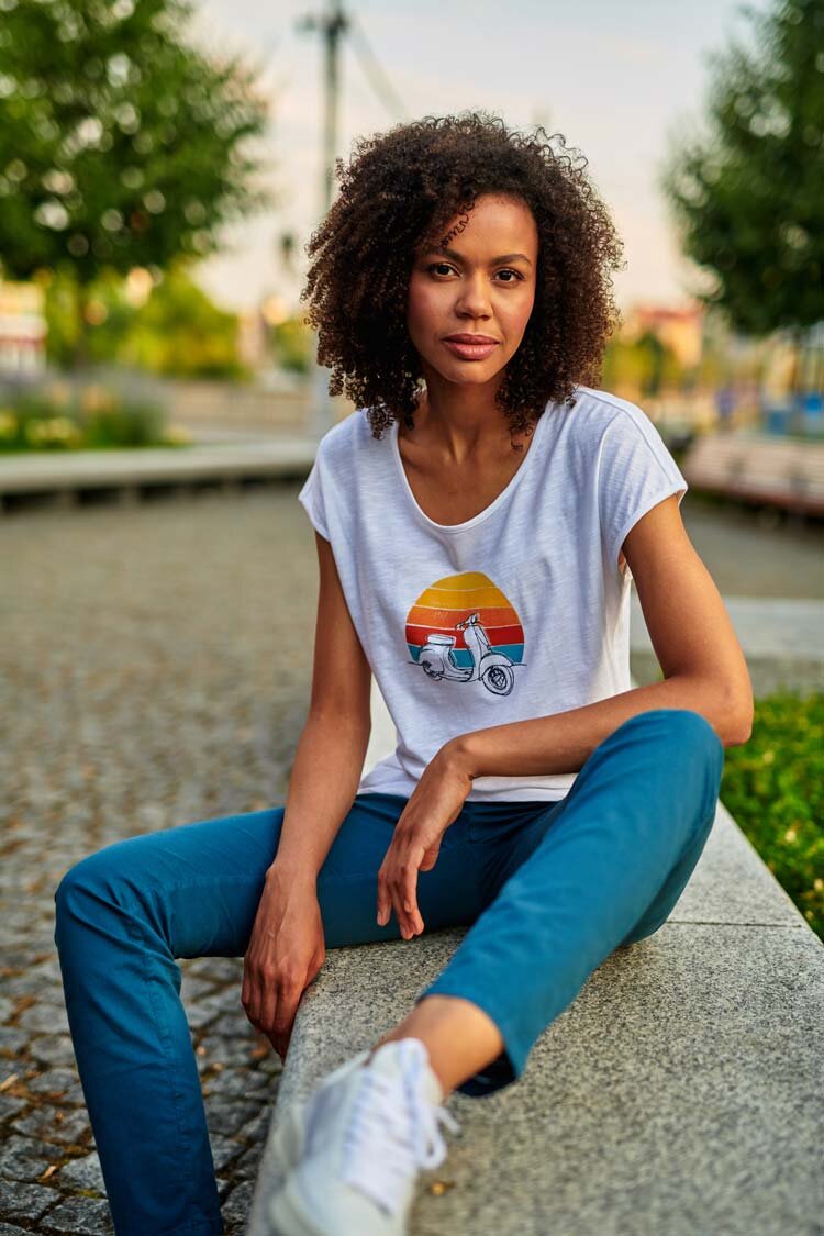 Frau trägt nachhaltiges bio-faires Shirts von Greenbomb