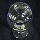 Weinglas mit blauem Rand
